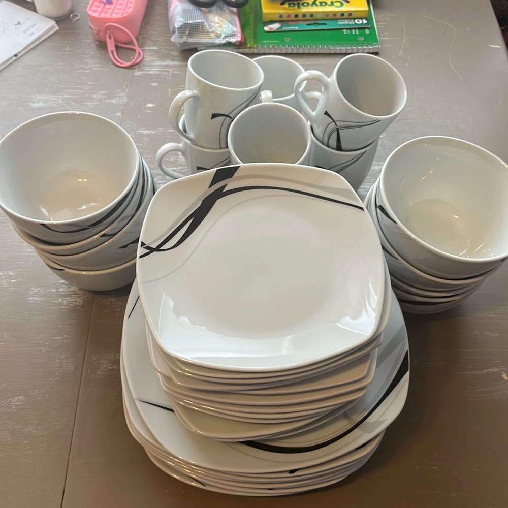 35 piece black and white dinnerware plate set with bowls and cups